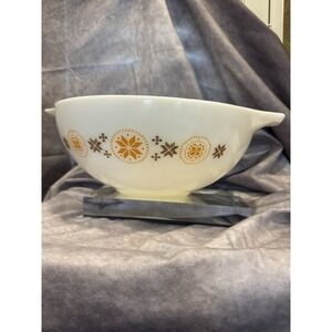 Pyrex Vintage Town and Country Cinderella 444 4 QT Frosted White Mixing‎ Bowl